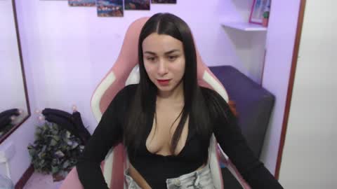 Snapshot of emmamyers_ chatting on 02/11/25, 10:28 Emma online show from 02/11/25, 10:28