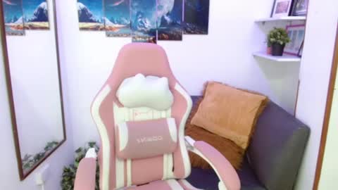 Snapshot of emmamyers_ chatting on 03/05/25, 01:21 Emma online show from 03/05/25, 01:21