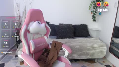 Snapshot of emmamyers_ chatting on 09/25/25, 12:03 Emma online show from 09/25/25, 12:03