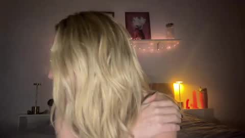 emmaonlyx1 online show from 05/18/26, 04:07