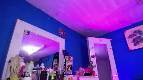 Snapshot of emmaxx7 chatting on 11/21/25, 02:49 Emma online show from 11/21/25, 02:49