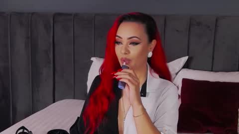 Snapshot of emmelyn_ chatting on 11/10/25, 06:01 Emm online show from 11/10/25, 06:01