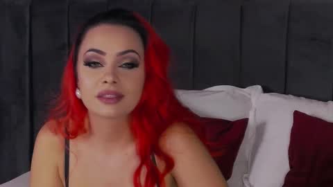 Snapshot of emmelyn_ chatting on 11/18/25, 05:45 Emm online show from 11/18/25, 05:45