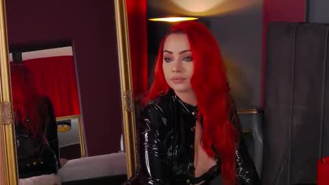 Snapshot of emmelyn_ chatting on 12/23/25, 05:16 Emm online show from 12/23/25, 05:16