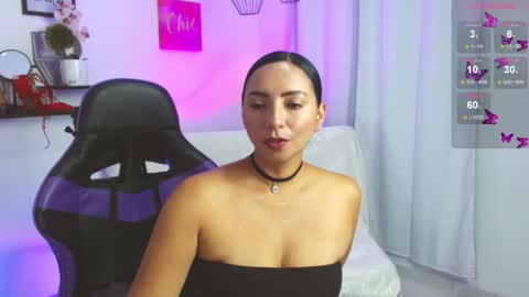 Snapshot of emmi_cam chatting on 04/27/26, 01:09 Emmi Cam online show from 04/27/26, 01:09