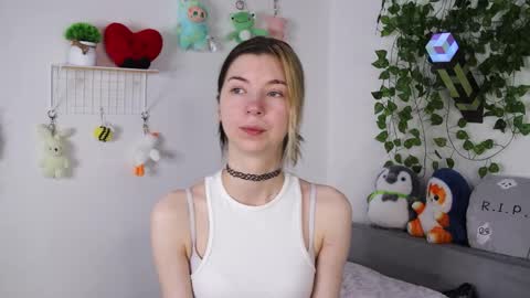 Snapshot of emmie_everly chatting on 11/14/25, 12:04 emmie_everly online show from 11/14/25, 12:04