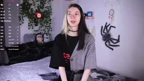 Snapshot of emmie_everly chatting on 11/23/25, 02:50 emmie_everly online show from 11/23/25, 02:50