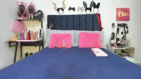 Snapshot of emmily_giraldo chatting on 07/15/26, 12:54 online show from 07/15/26, 12:54
