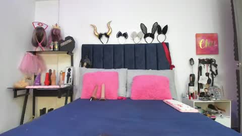 Snapshot of emmily_giraldo chatting on 07/18/26, 01:04 online show from 07/18/26, 01:04