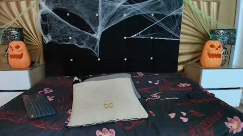 Emmily keller online show from 10/27/25, 01:37