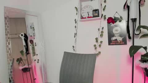 Snapshot of emperatriiiz chatting on 02/19/25, 10:31 Emperatriz online show from 02/19/25, 10:31