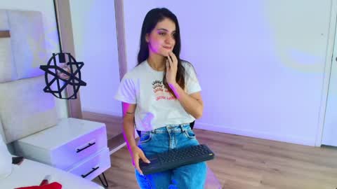 Snapshot of emy_ferrer_ chatting on 04/09/26, 04:34 EMY FERRER online show from 04/09/26, 04:34