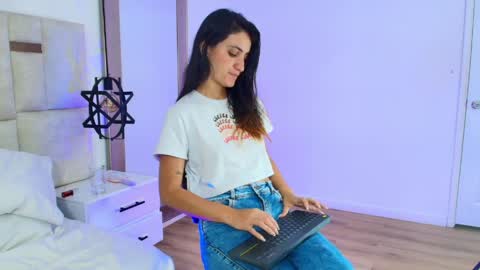 Snapshot of emy_ferrer_ chatting on 04/09/26, 06:19 EMY FERRER online show from 04/09/26, 06:19