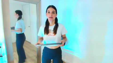 Snapshot of emy_ferrer_ chatting on 04/11/26, 03:33 EMY FERRER online show from 04/11/26, 03:33