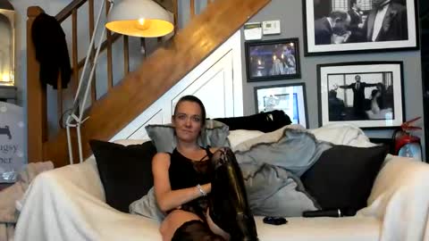 englishcouple81 online show from 05/03/26, 12:49