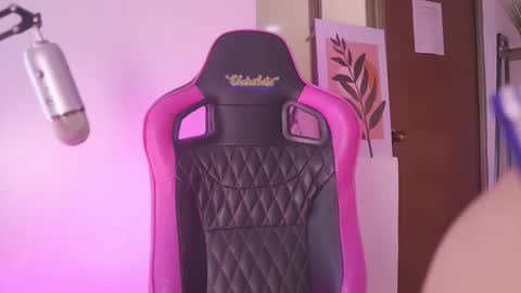 Snapshot of enola_holmes1 chatting on 11/27/25, 11:56 enola holmes1 online show from 11/27/25, 11:56