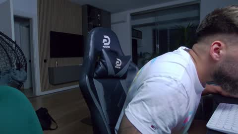 Erik online show from 01/21/25, 06:34