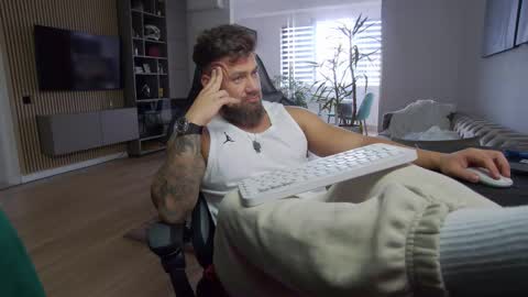 Erik online show from 03/10/25, 03:20