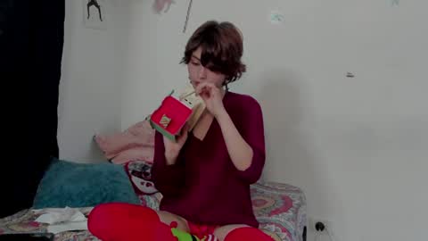 Snapshot of ephemeral_hot chatting on 12/19/24, 11:35 Leyla online show from 12/19/24, 11:35