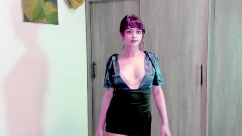 Snapshot of ephemeral_hot chatting on 10/17/25, 10:45 Leyla online show from 10/17/25, 10:45