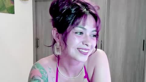 Snapshot of ephemeral_hot chatting on 10/23/25, 12:43 Leyla online show from 10/23/25, 12:43