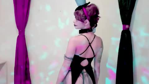 Snapshot of ephemeral_hot chatting on 10/26/25, 02:17 Leyla online show from 10/26/25, 02:17