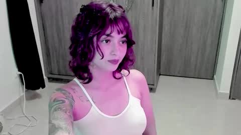 Snapshot of ephemeral_hot chatting on 10/28/25, 10:01 Leyla online show from 10/28/25, 10:01