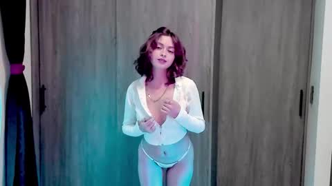 Snapshot of ephemeral_hot chatting on 11/26/25, 11:39 Leyla online show from 11/26/25, 11:39