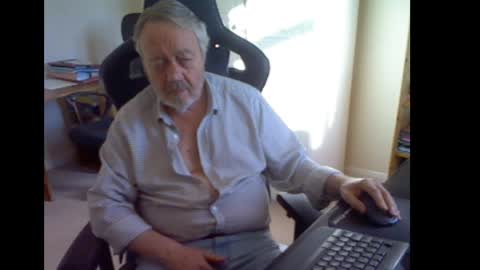 erasmus_d online show from 04/02/26, 04:37