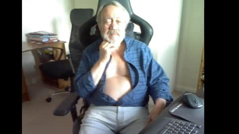 erasmus_d online show from 05/18/26, 04:35