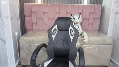 Erika online show from 04/09/26, 08:14