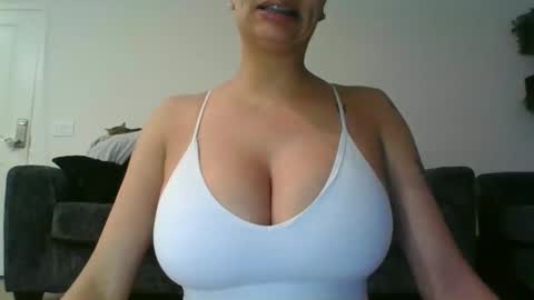 erin2025 online show from 11/19/25, 05:07