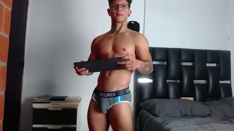 Snapshot of erosscott chatting on 11/11/25, 06:52 Eros online show from 11/11/25, 06:52