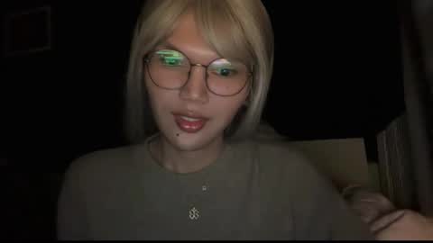 Snapshot of esilchan chatting on 11/18/25, 05:34 Chelliane online show from 11/18/25, 05:34