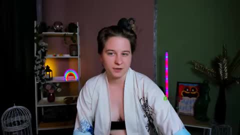 Snapshot of esma_shine chatting on 10/19/25, 07:42 esma_shine online show from 10/19/25, 07:42