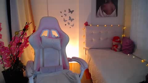 Snapshot of esmeralda098 chatting on 02/15/25, 08:01 Esmeralda online show from 02/15/25, 08:01