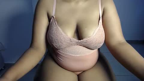 Snapshot of esmeray_ chatting on 09/16/25, 11:22 Esme online show from 09/16/25, 11:22