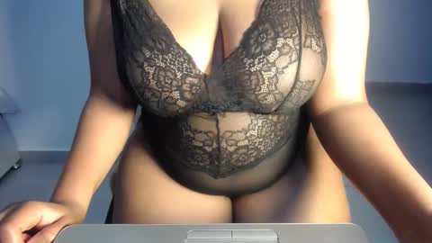 Snapshot of esmeray_ chatting on 09/19/25, 12:17 Esme online show from 09/19/25, 12:17