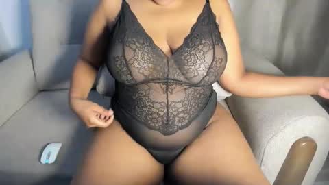 Snapshot of esmeray_ chatting on 10/04/25, 11:36 Esme online show from 10/04/25, 11:36