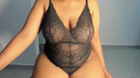 Snapshot of esmeray_ chatting on 10/08/25, 11:08 Esme online show from 10/08/25, 11:08