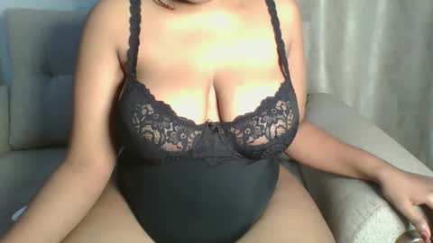 Snapshot of esmeray_ chatting on 10/17/25, 11:07 Esme online show from 10/17/25, 11:07