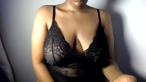 Snapshot of esmeray_ chatting on 06/27/26, 11:10 Esme online show from 06/27/26, 11:10
