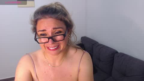 Snapshot of esperanza86_ chatting on 01/01/25, 10:21 Juliana online show from 01/01/25, 10:21