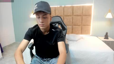 estebancol18 online show from 05/12/26, 11:02