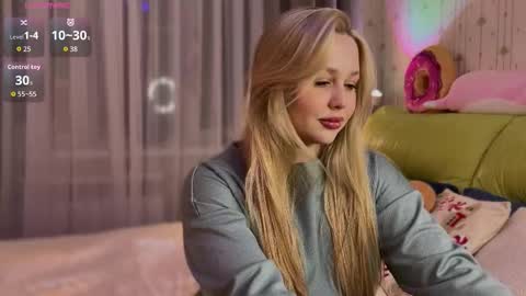 Snapshot of estella_elwood chatting on 01/12/26, 03:06 Estella online show from 01/12/26, 03:06