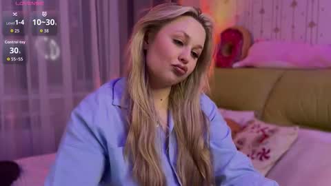 Snapshot of estella_elwood chatting on 01/19/26, 04:22 Estella online show from 01/19/26, 04:22