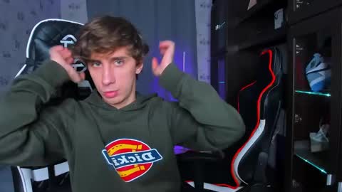 Snapshot of esthetics_boys chatting on 02/22/25, 05:46 LOUIS online show from 02/22/25, 05:46