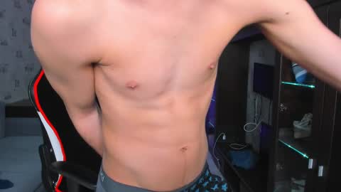 Snapshot of esthetics_boys chatting on 02/26/25, 03:32 LOUIS online show from 02/26/25, 03:32