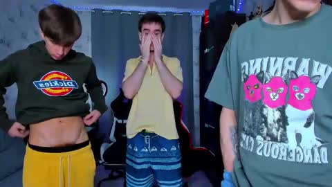 Snapshot of esthetics_boys chatting on 03/10/25, 08:15 LOUIS online show from 03/10/25, 08:15