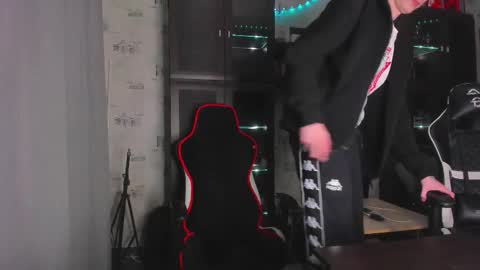 Snapshot of esthetics_boys chatting on 11/09/25, 07:12 LOUIS online show from 11/09/25, 07:12